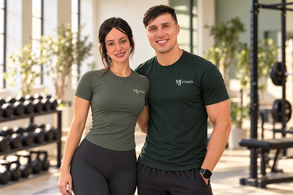 Retrato de marca de Mariana y Jaime con ropa deportiva MJFitMed.